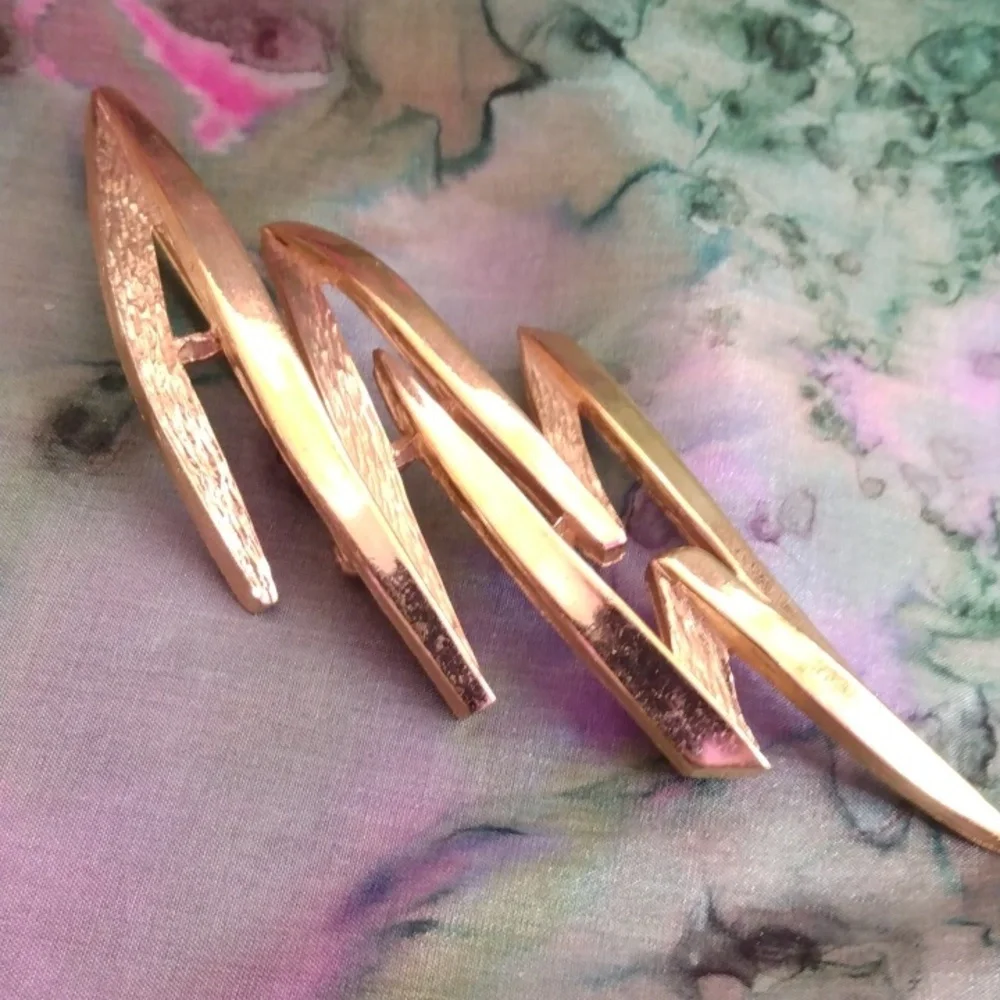 Trifari Signed Feather goldtone Statement Brooch
